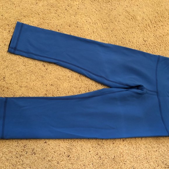 Lululemon mid rise Reversible blue/black 21" Crops size 6 EUC - Picture 3 of 5